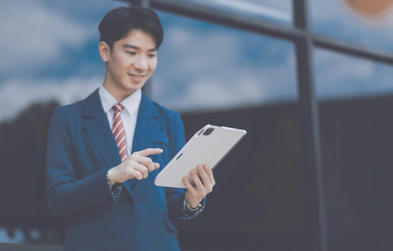 Profissionais analisando dados financeiros